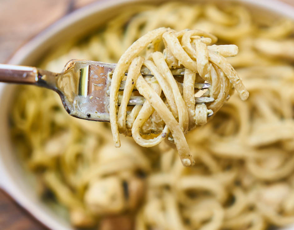 spaghetti olio, peperoncino e germogli di porro