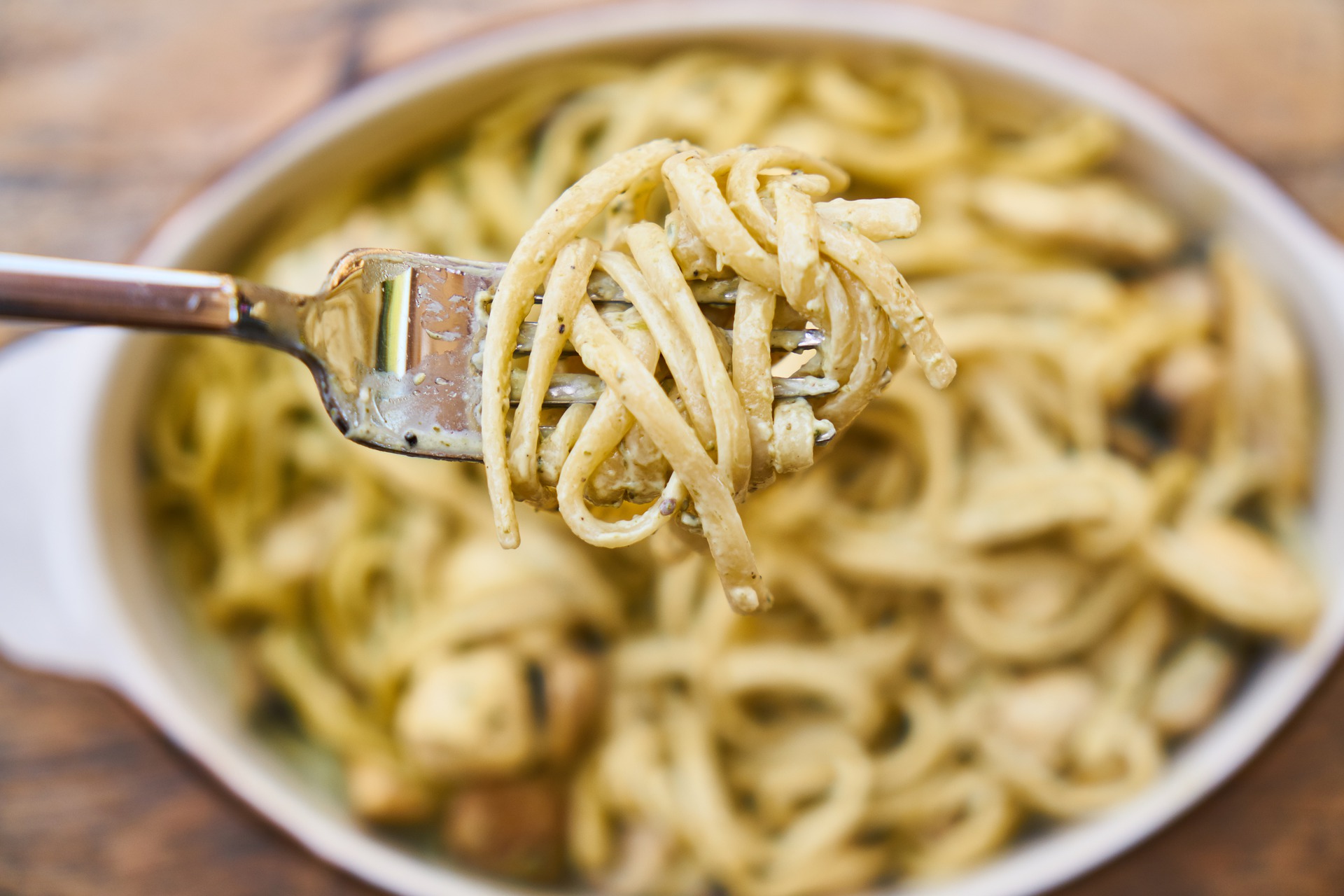 spaghetti olio, peperoncino e germogli di porro